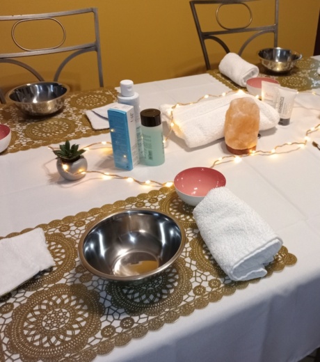 Table de spa avec produits de beauté et serviettes.