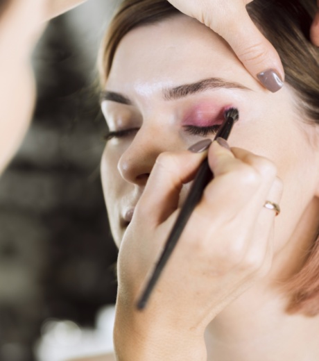 Application de maquillage sur paupière fermée